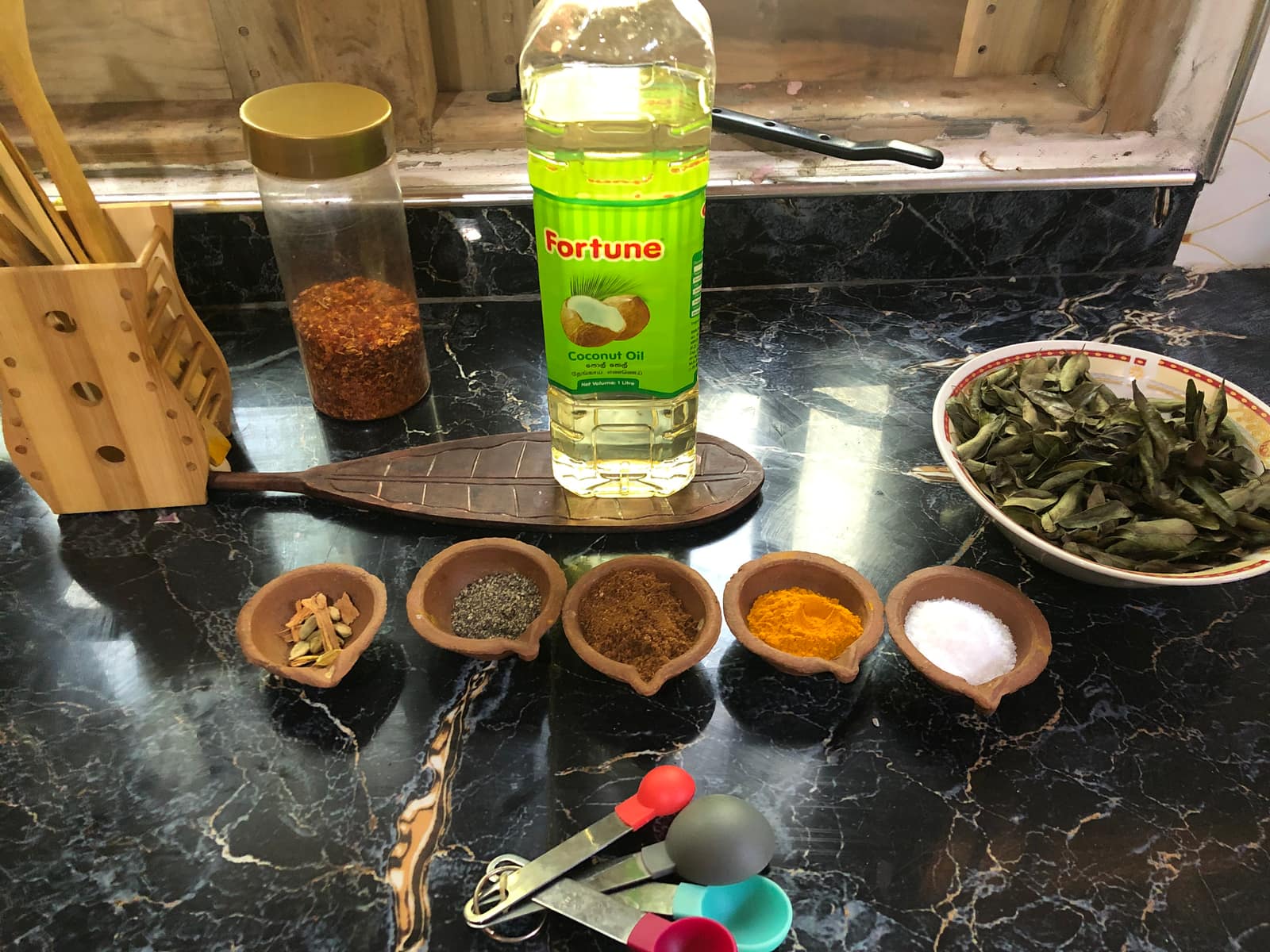 Mise en Place im Kochkurs: Tonschälchen mit Gewürzen, Curryblätter und Kokosöl
