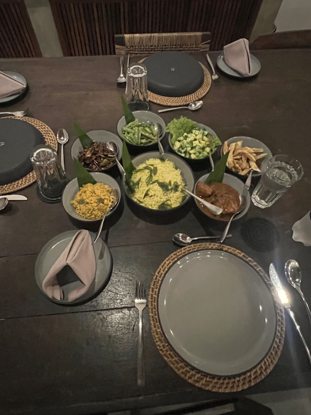 Rice and Curry: viele kleine Schalen auf einem dunklen Holztisch